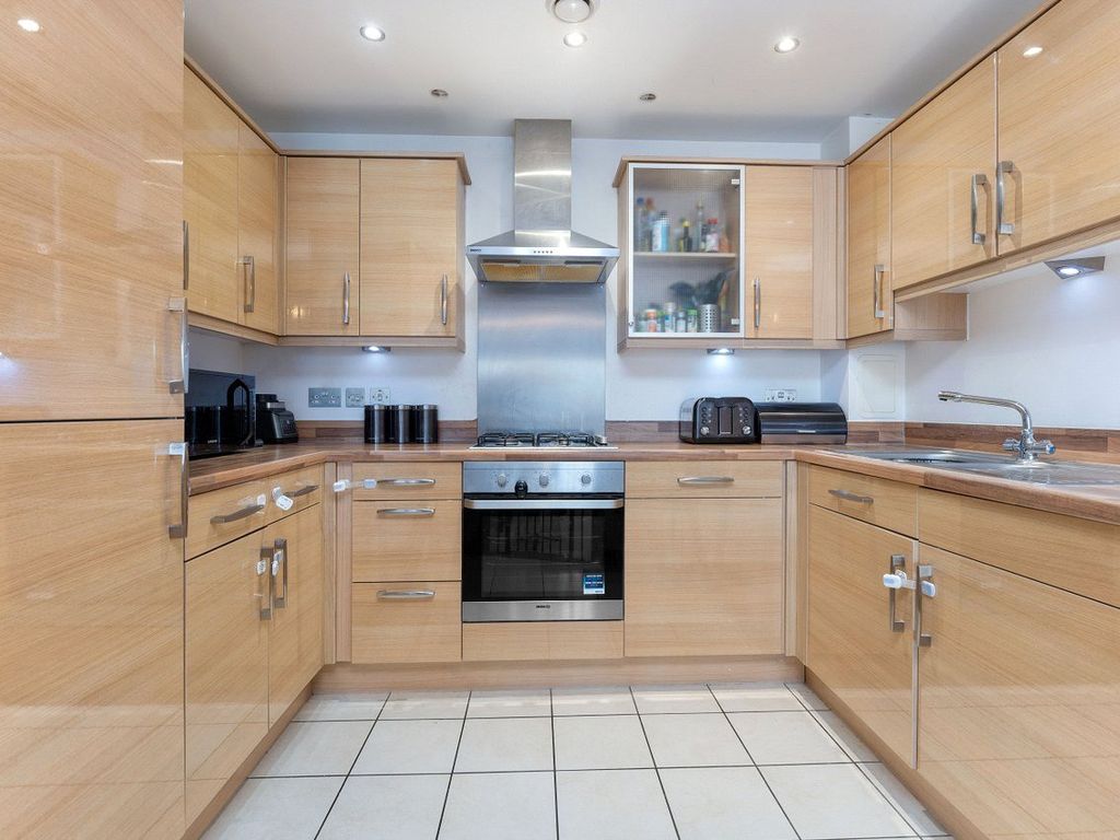 2 bed flat for sale in Carshalton Road, Carshalton, Surrey SM5, £325,000