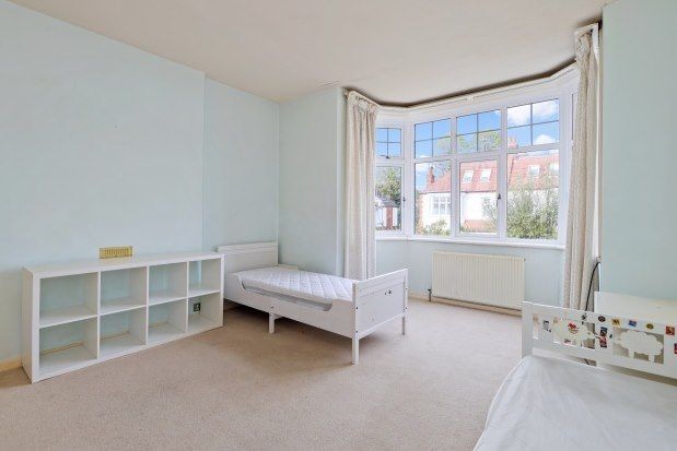 3 bed flat to rent in Melbury Gardens, London SW20, £5,000 pcm