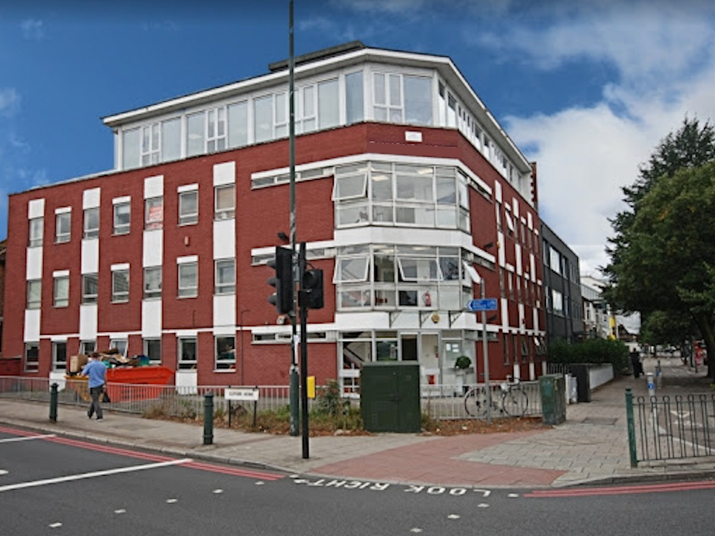 Office to let in Great West Road, Brentford TW8, £6,000 pa