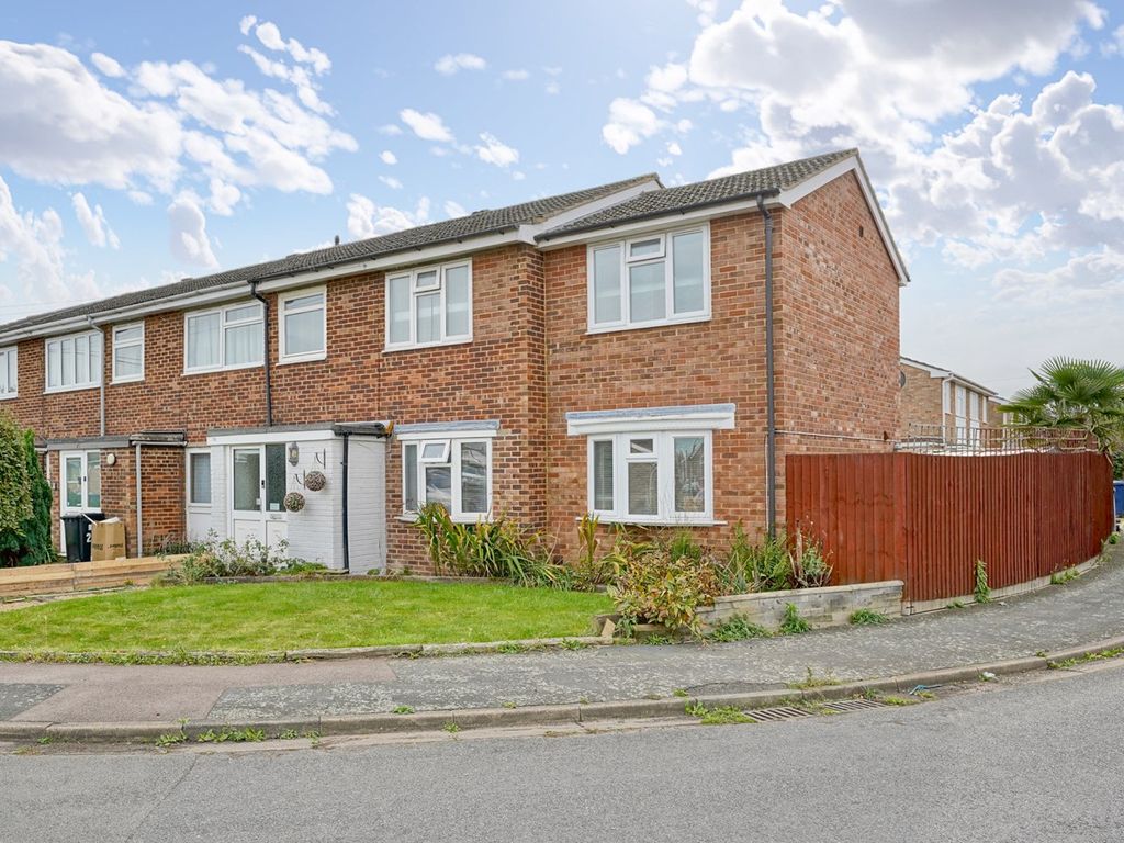 3 bed end terrace house for sale in Bishops Road, Eynesbury, St Neots PE19, £350,000