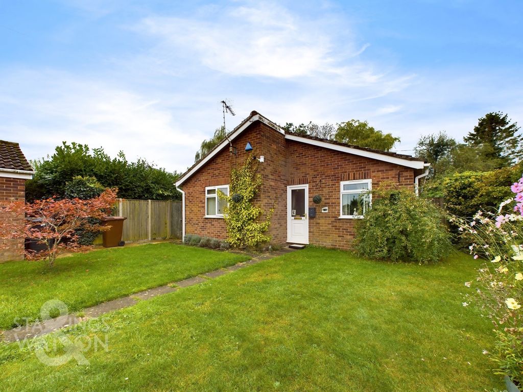 2 bed detached bungalow for sale in Cawstons Meadow, Poringland, Norwich NR14, £315,000