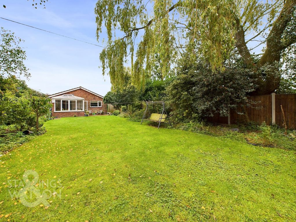 2 bed detached bungalow for sale in Cawstons Meadow, Poringland, Norwich NR14, £315,000