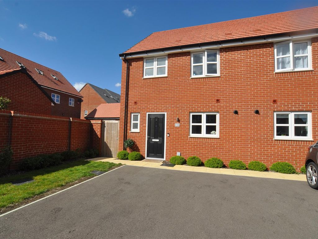 3 bed property for sale in Eskil Paddock, Stotfold, Hitchin SG5, £375,000