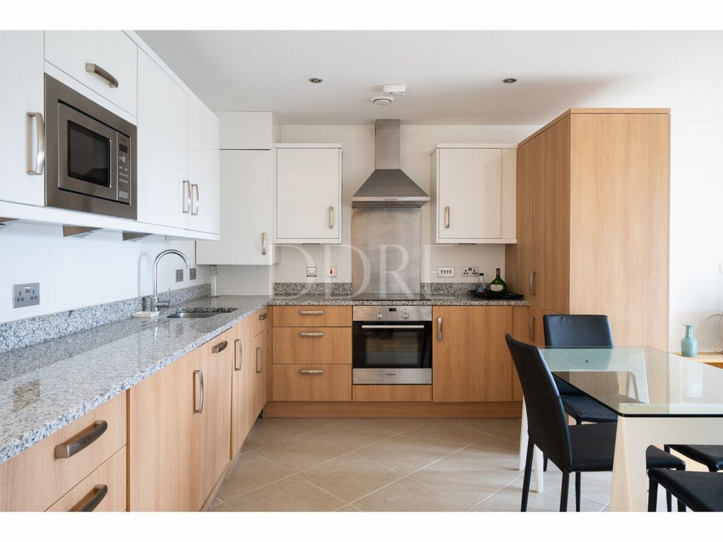 1 bed penthouse for sale in Chatfield Road, London SW11, £399,995