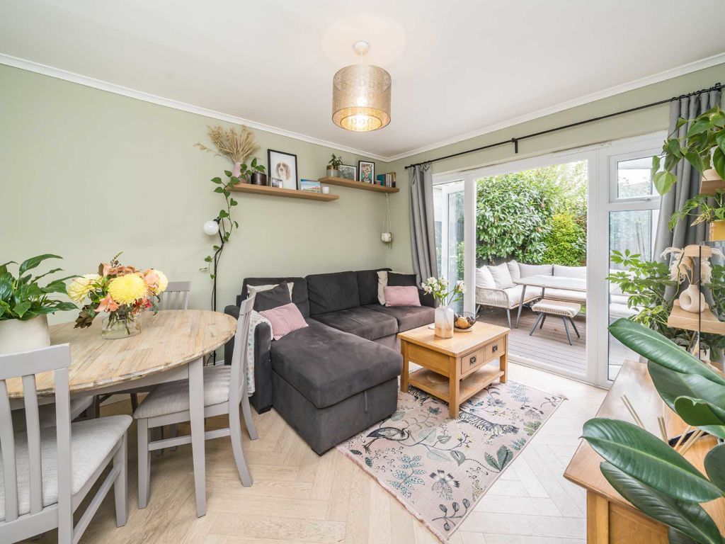2 bed flat for sale in Grove Close, Kingston Upon Thames KT1, £469,000