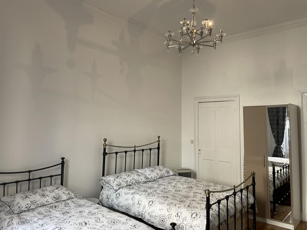 2 bed flat to rent in Morrison Street, Edinburgh EH3, £2,000 pcm