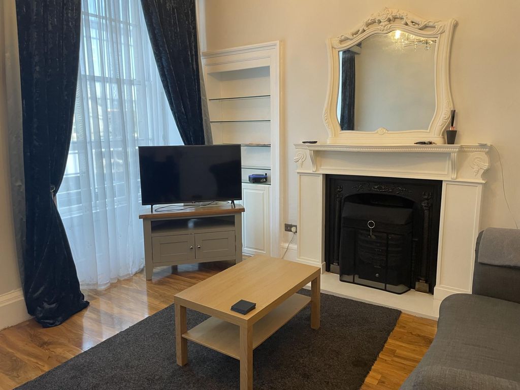 2 bed flat to rent in Morrison Street, Edinburgh EH3, £2,000 pcm