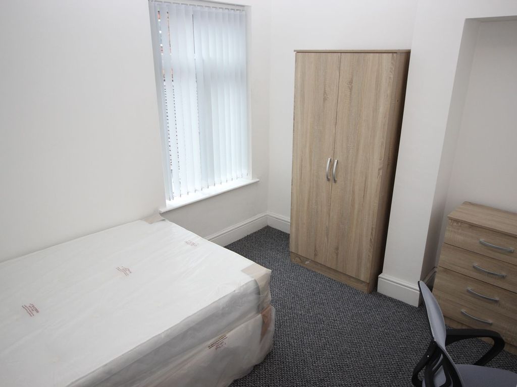 Room to rent in Victoria Road, Hanley ST1, £498 pcm