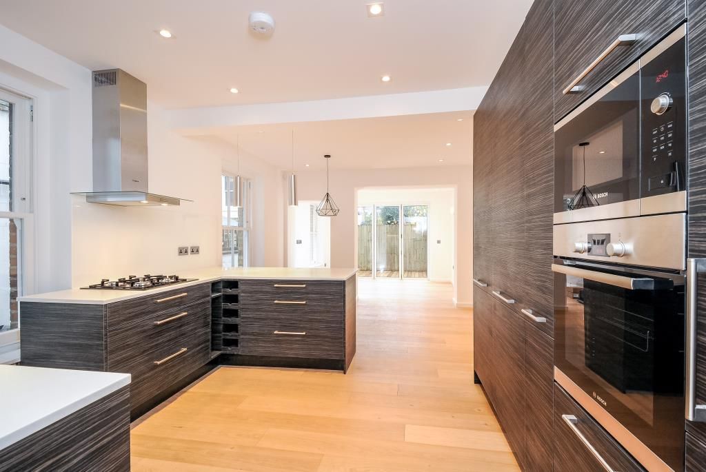 3 bed flat for sale in Kew Road, Richmond TW9, £900,000