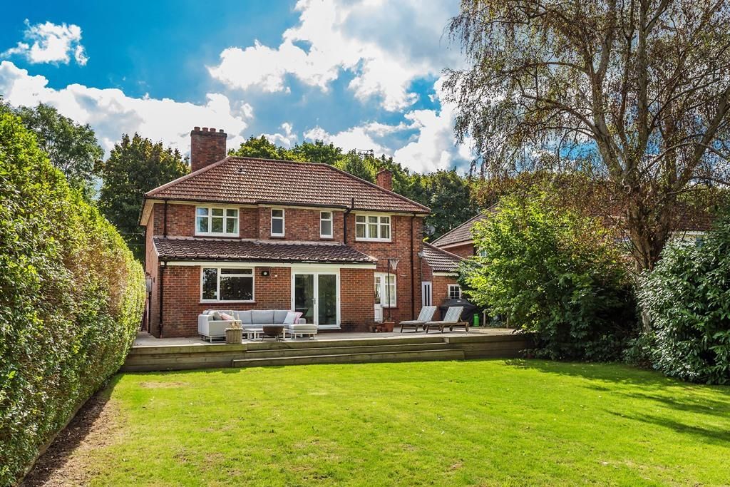 4 bed detached house for sale in St Johns Avenue, Leatherhead KT22, £1,050,000
