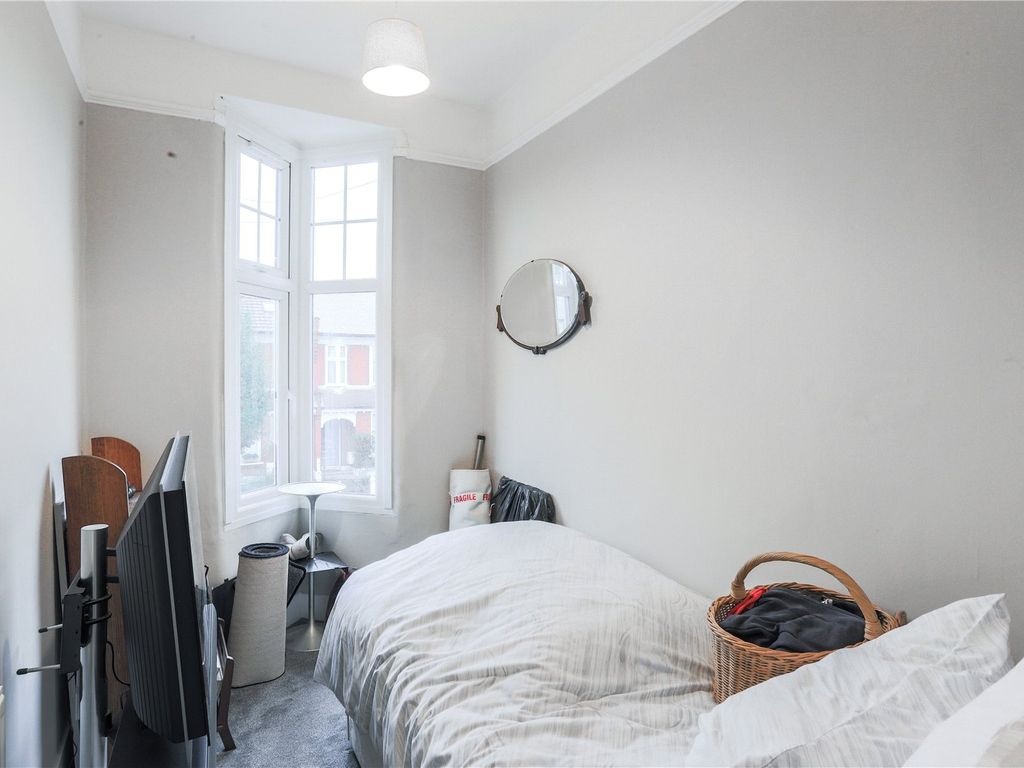 3 bed terraced house for sale in Ollerton Road, London N11, £675,000