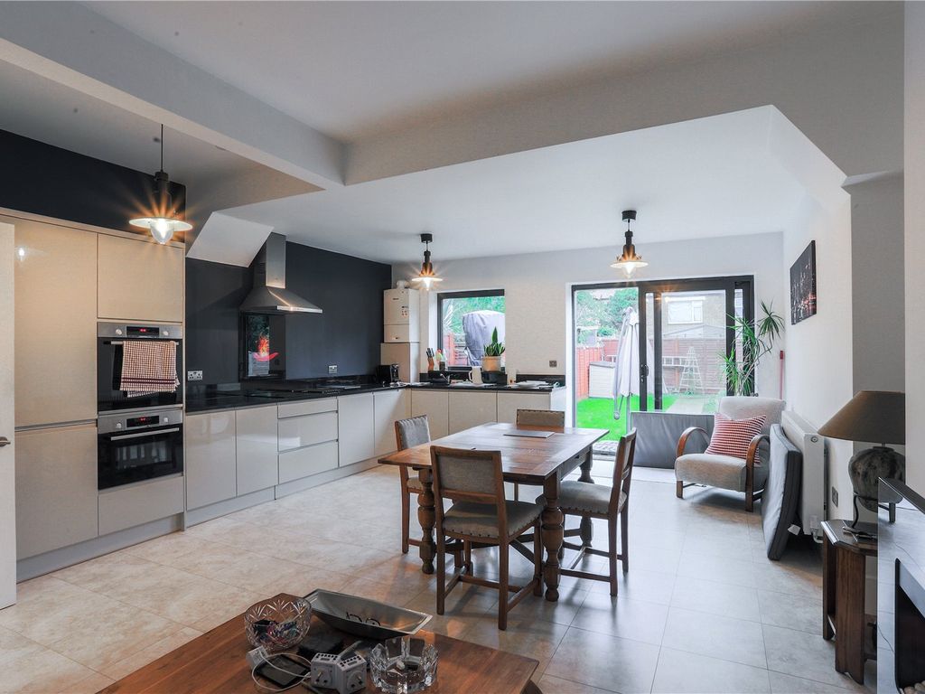 3 bed terraced house for sale in Ollerton Road, London N11, £675,000