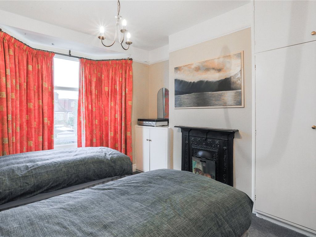 3 bed terraced house for sale in Ollerton Road, London N11, £675,000