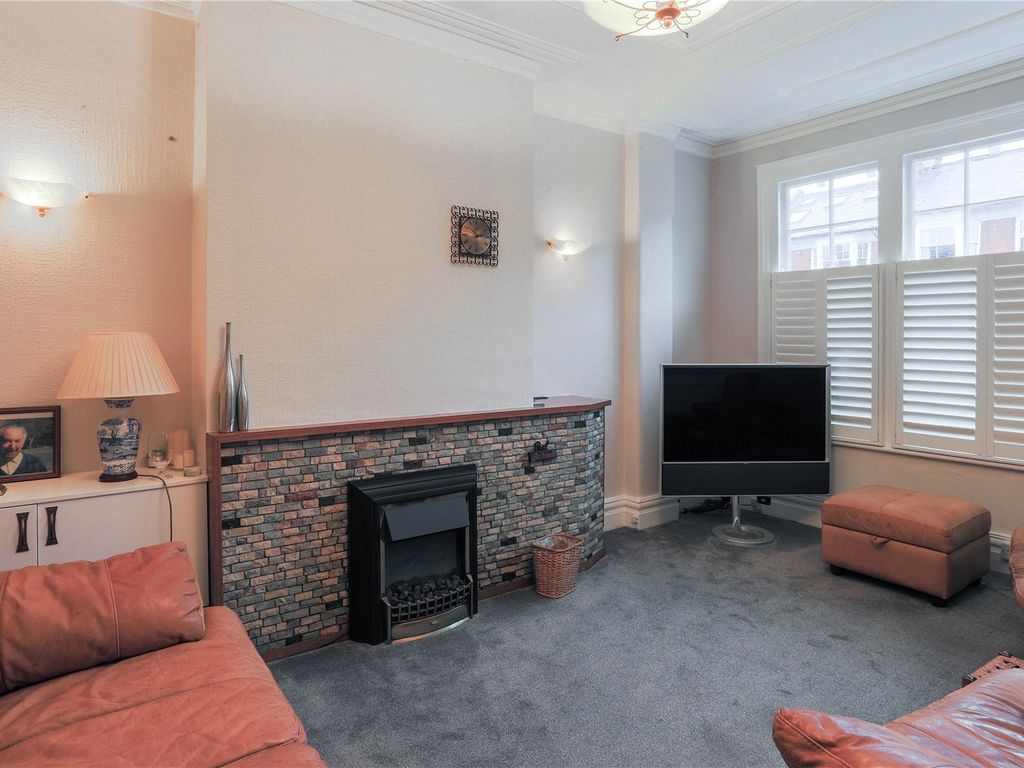 3 bed terraced house for sale in Ollerton Road, London N11, £675,000