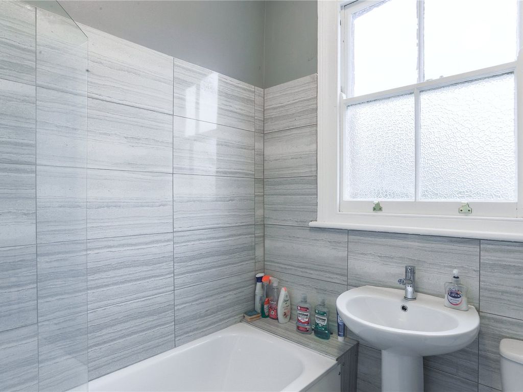 3 bed terraced house for sale in Ollerton Road, London N11, £675,000