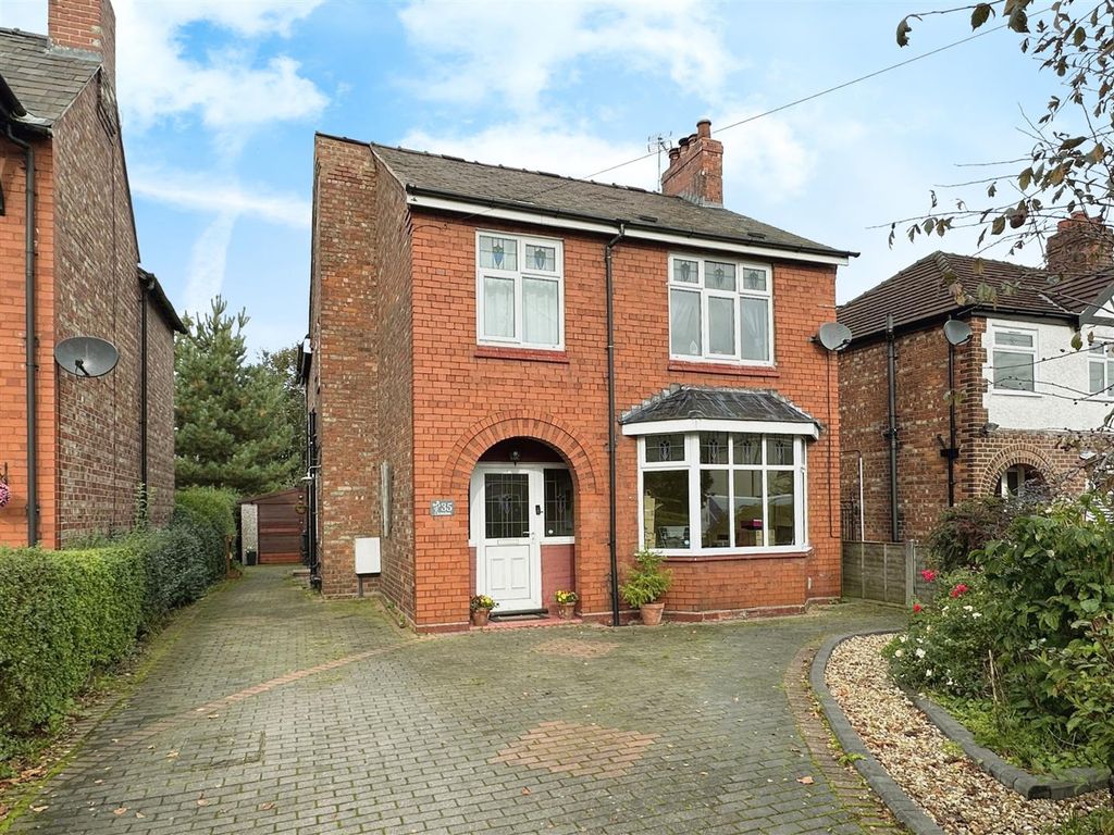 4 bed detached house for sale in Queensgate, Castle, Northwich CW8, £465,000