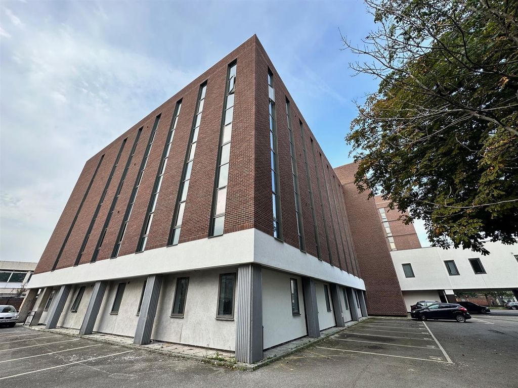 2 bed flat to rent in Sky Gardens, Crosby Road North, Waterloo, Liverpool L22, £950 pcm