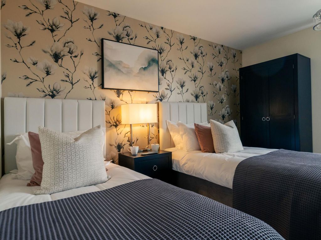 2 bed flat to rent in Hexham NE46, £2,395 pcm