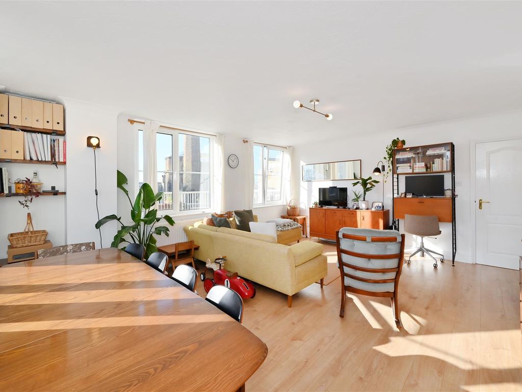 3 bed flat for sale in Commercial Road, London E14, £750,000