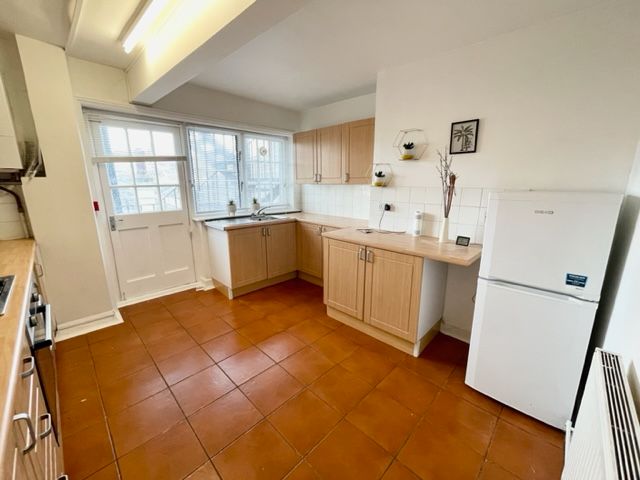 2 bed flat to rent in Gloucester Place, Brighton BN1, £2,000 pcm