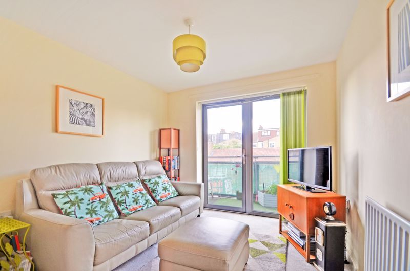 2 bed flat for sale in Cornwall Road, London N15, £375,000