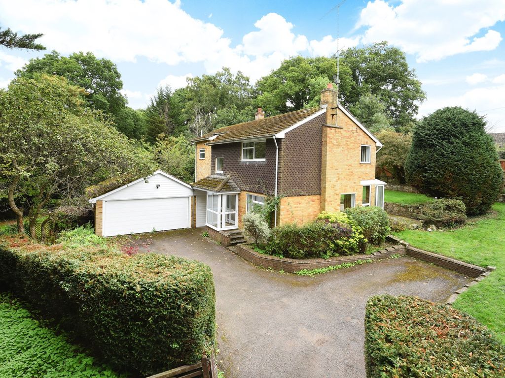 4 bed detached house to rent in Lavender Lane, Rowledge, Farnham, Surrey GU10, £2,250 pcm