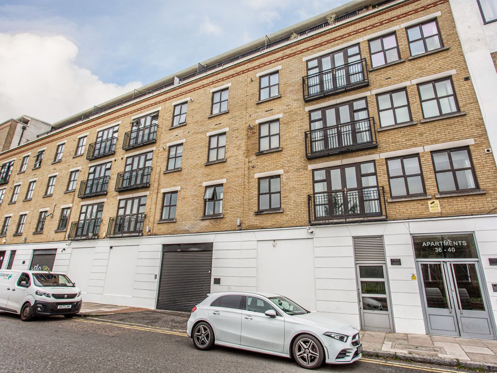 2 bed flat to rent in Copperfield Road, Mile End, London E3, £2,890 pcm