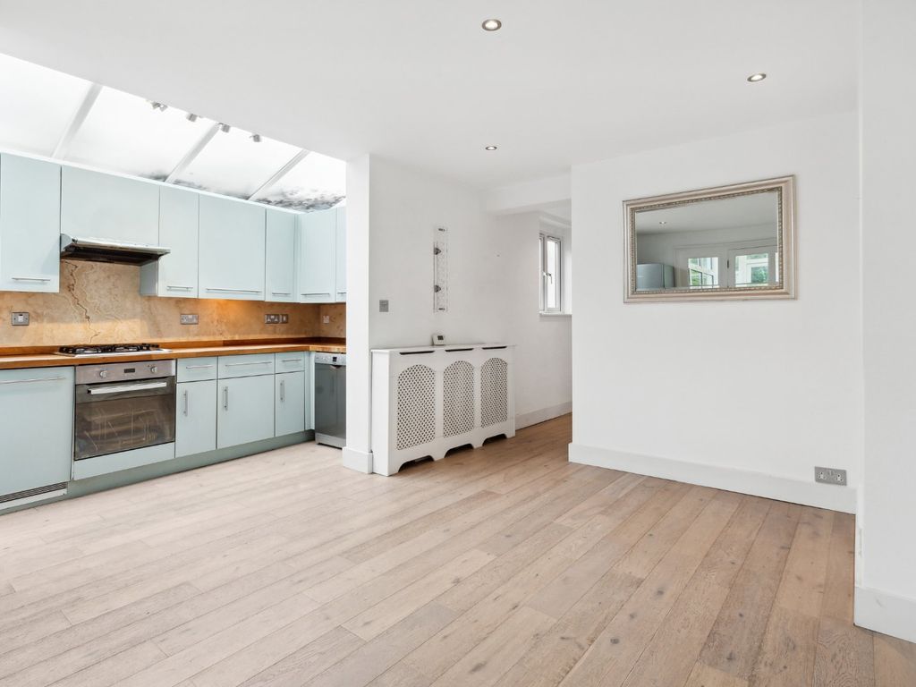 2 bed flat for sale in Mayford Road, London SW12, £775,000