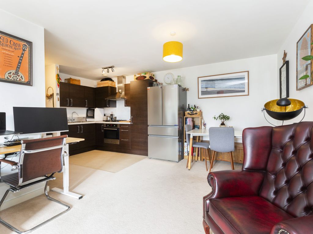 2 bed flat for sale in Drayton Park, London N5, £177,000