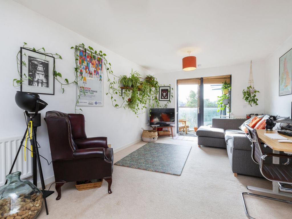 2 bed flat for sale in Drayton Park, London N5, £177,000