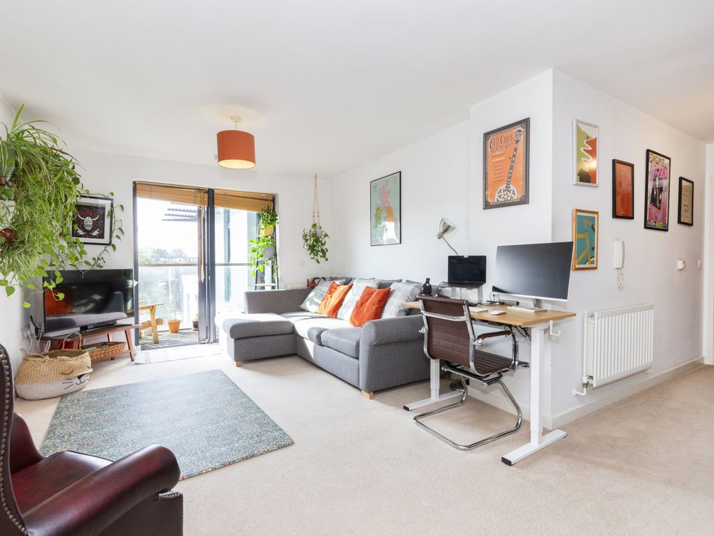 2 bed flat for sale in Drayton Park, London N5, £177,000