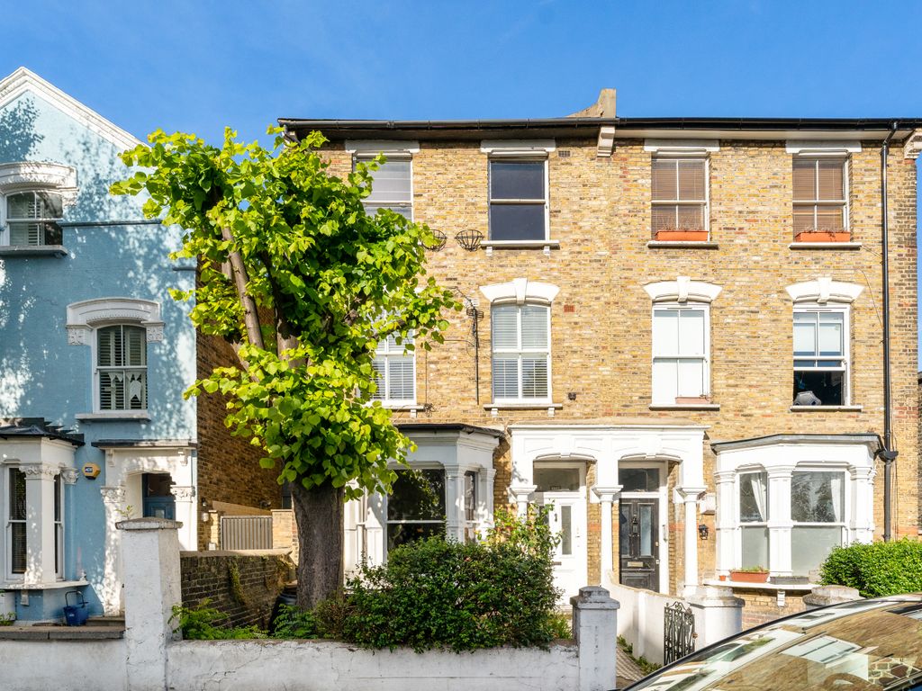 2 bed flat for sale in Brooke Road, London E5, £550,000