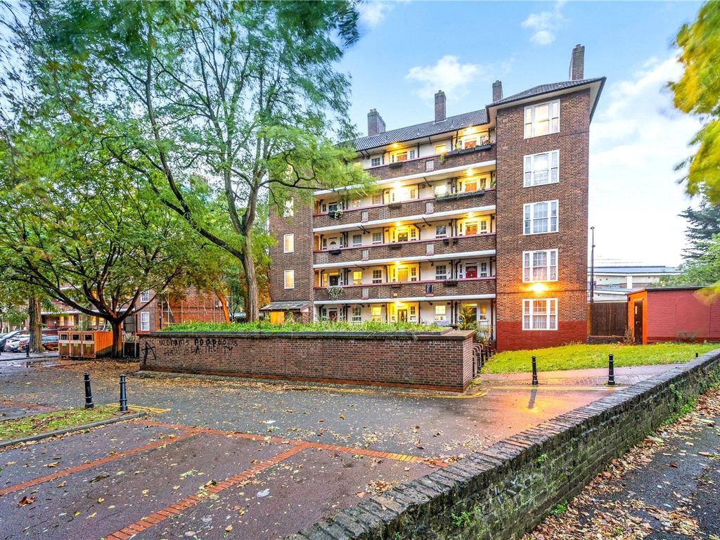 2 bed flat for sale in Browne House, Deptford Church Street, London SE8, £350,000