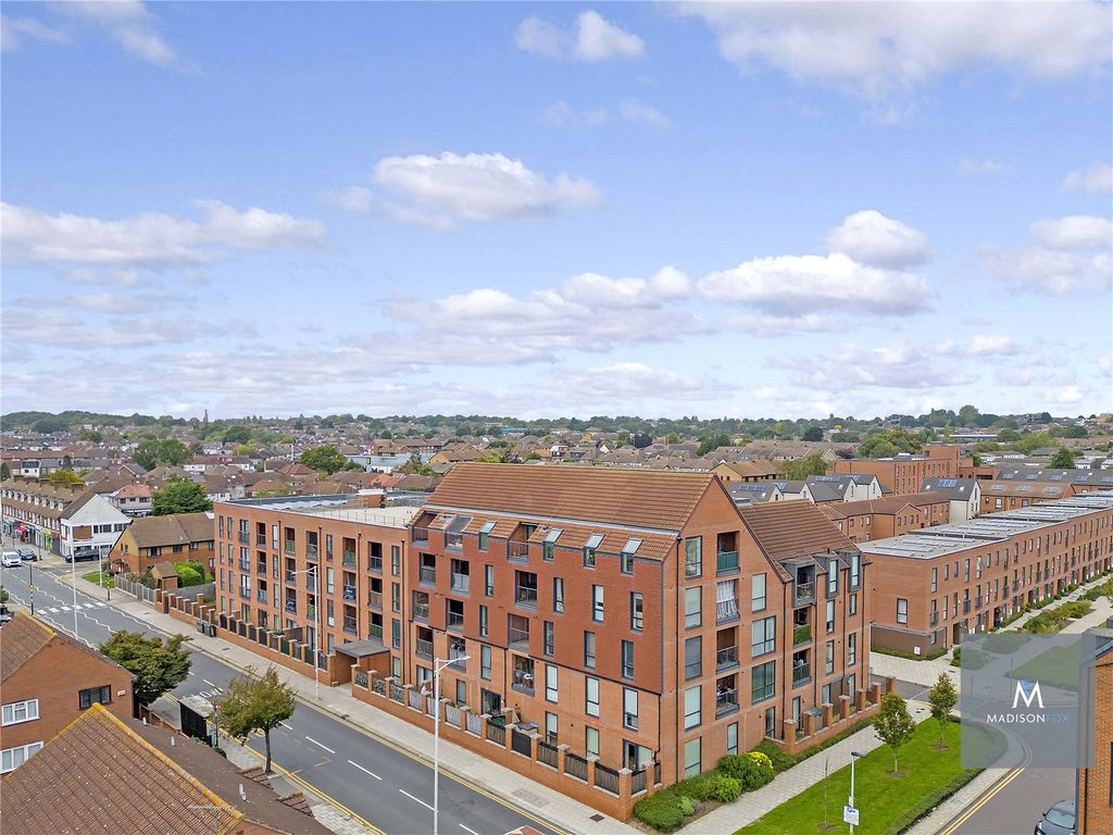 2 bed flat for sale in Marine Crescent, Ilford IG6, £350,000
