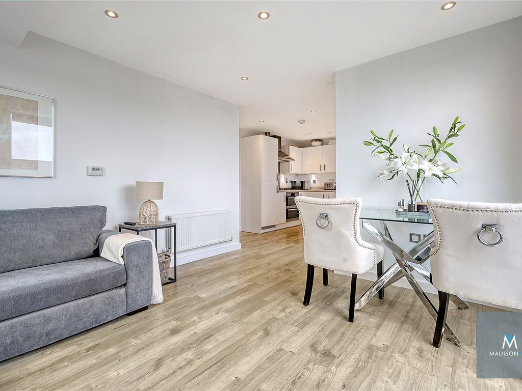 2 bed flat for sale in Marine Crescent, Ilford IG6, £350,000