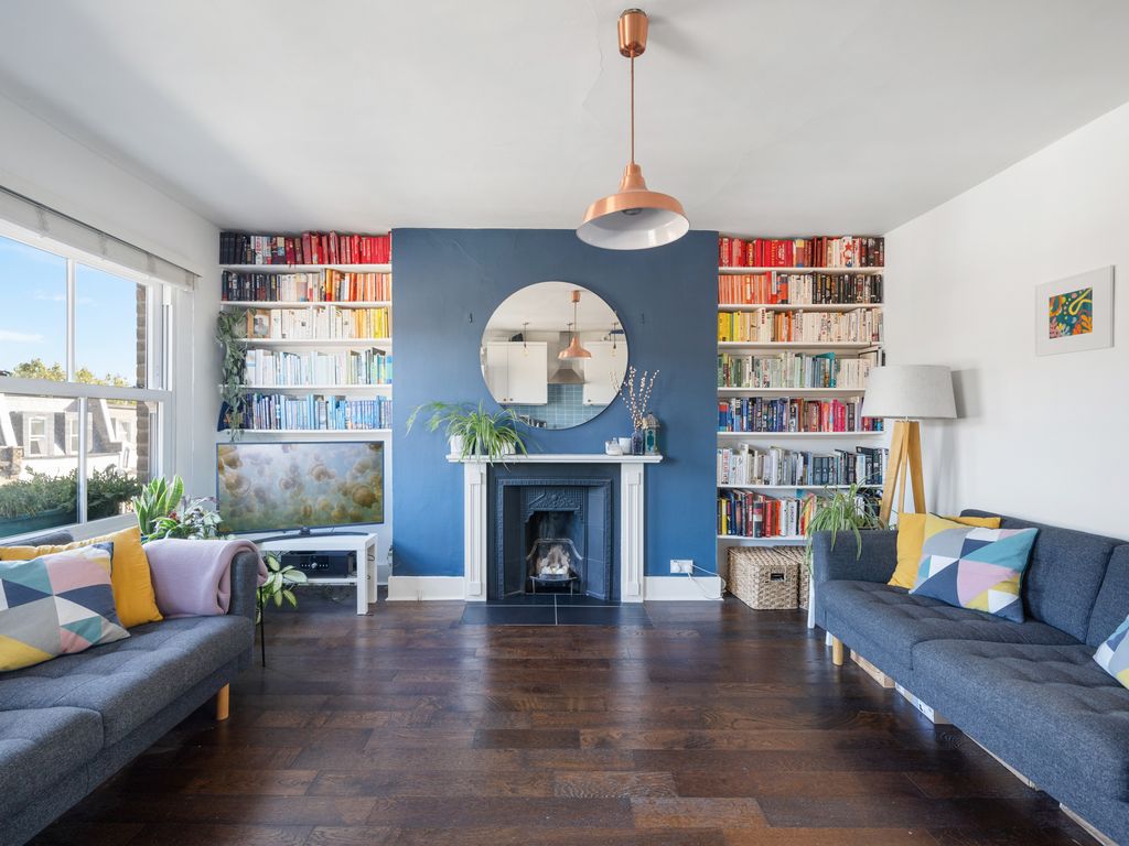 2 bed flat for sale in Hornsey Road, London N19, £435,000