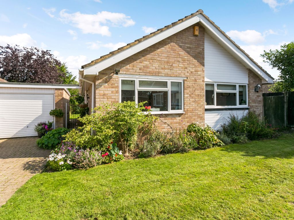 2 bed detached bungalow for sale in Trout Close, Marlow SL7, £825,000