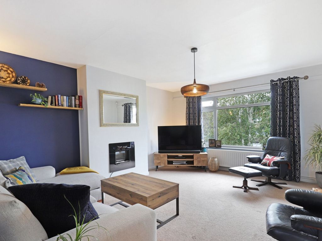 2 bed maisonette for sale in West Grove, Woodford Green IG8, £370,000