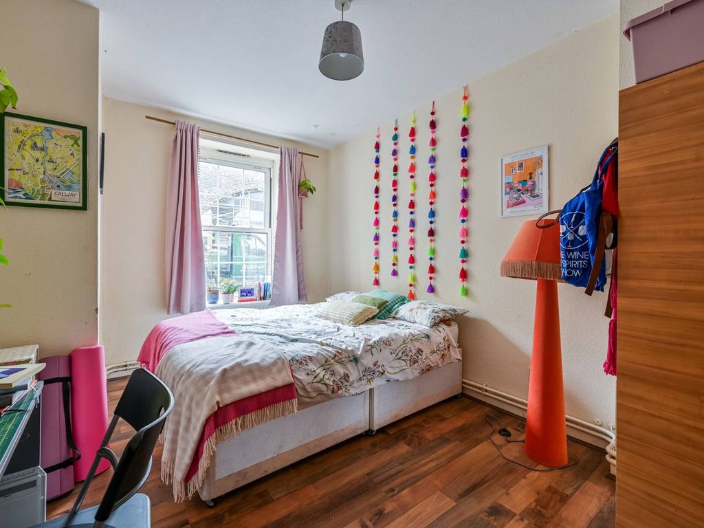 4 bed flat for sale in Hollybush House, Hollybush Gardens, Bethnal Green, London E2, £435,000