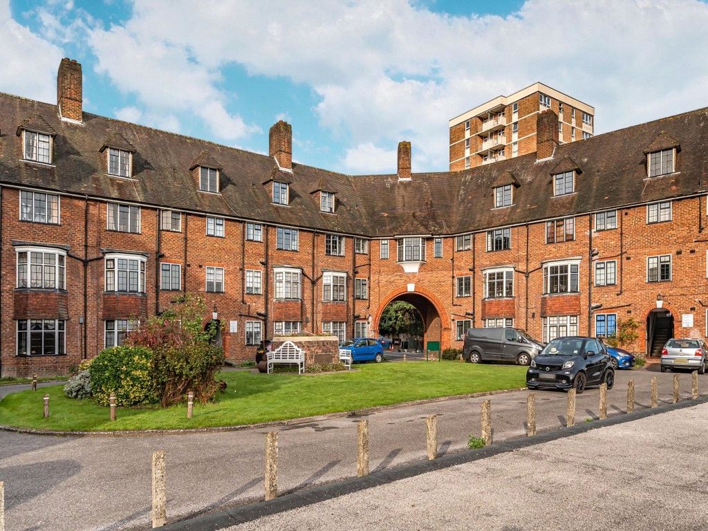 2 bed flat for sale in Guildford, Surrey GU2, £365,000