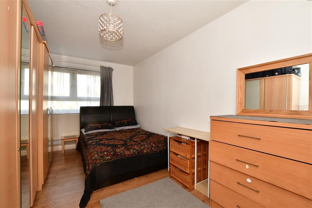 3 bed flat for sale in Walton Road, London E12, £350,000