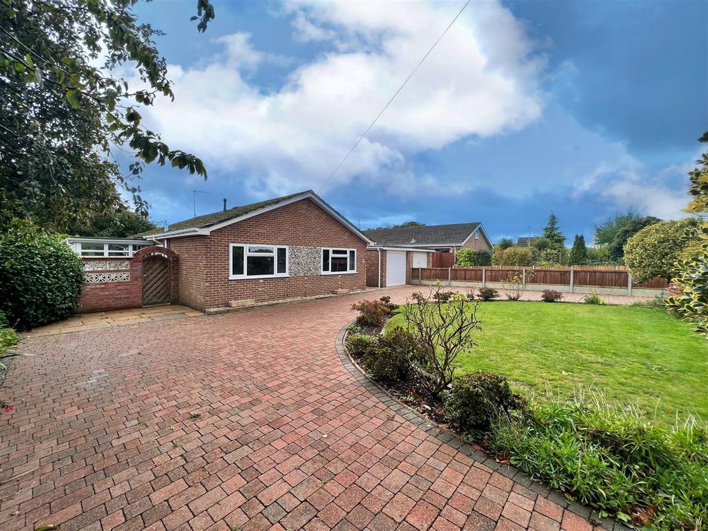2 bed detached bungalow for sale in Mundesley Road, North Walsham NR28, £375,000