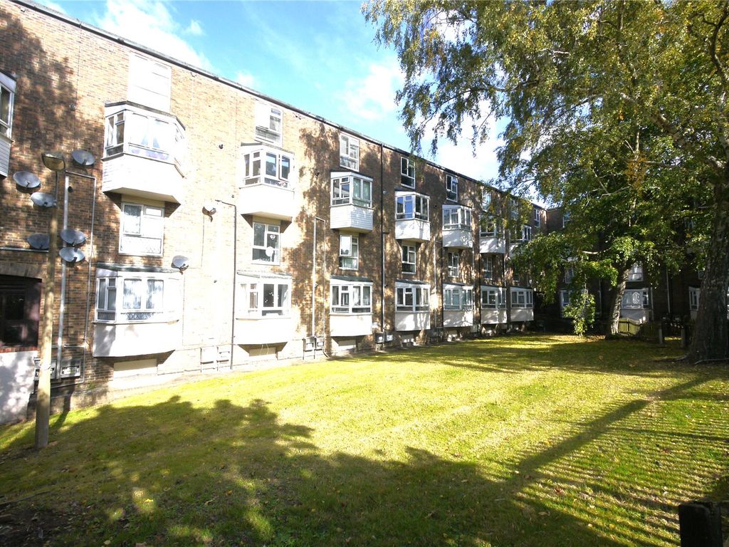 2 bed flat to rent in Elizabeth House, Albany Road, Brentwood, Essex CM15, £1,300 pcm