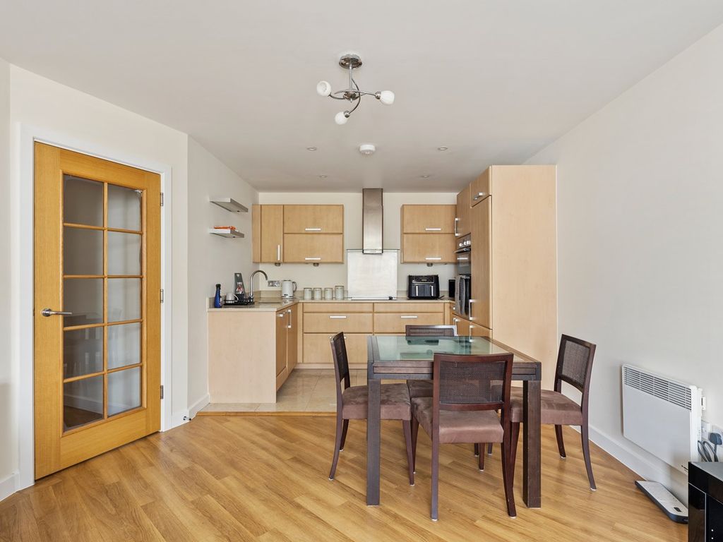 2 bed flat for sale in Acton Lane, Chiswick Park, Chiswick W4, £550,000