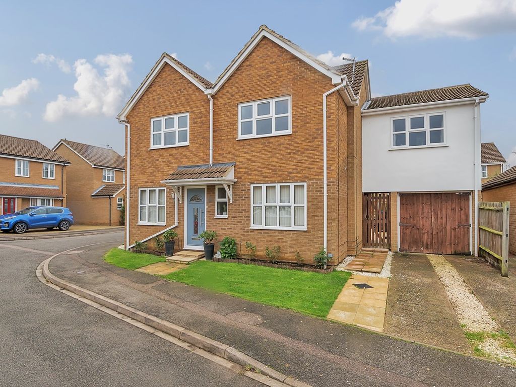 4 bed detached house for sale in Truro Gardens, Flitwick MK45, £500,000
