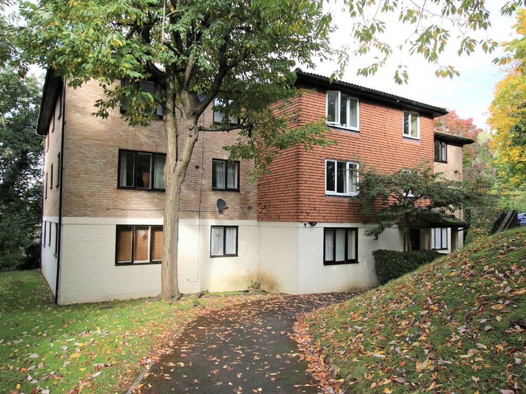 1 bed flat to rent in Fairbairn Close, Purley CR8, £1,150 pcm