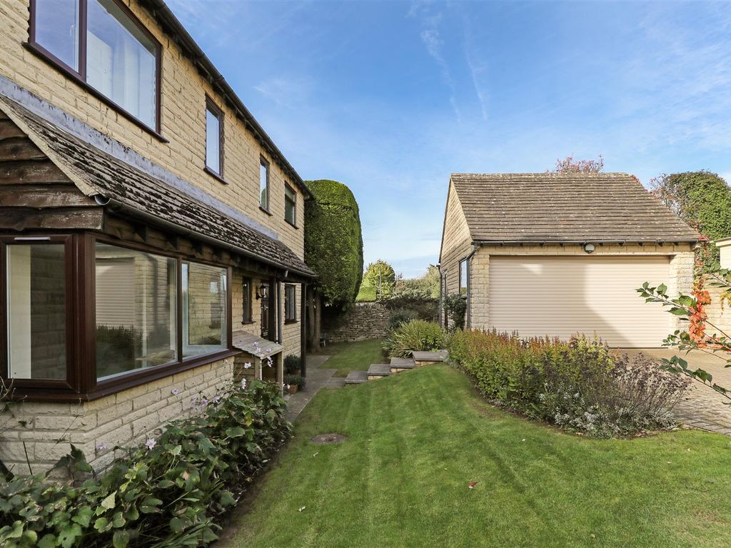 4 bed detached house for sale in Greys Close, Bussage, Stroud GL6, £550,000