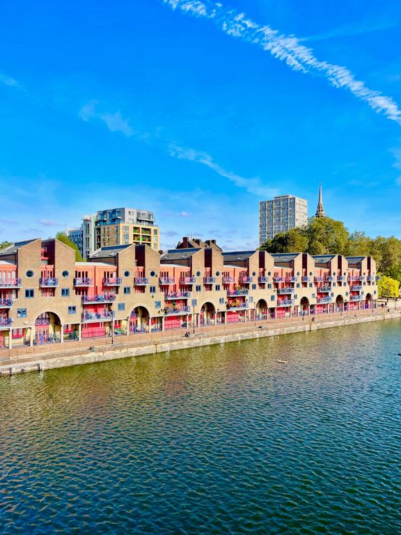 3 bed flat for sale in Maynards Quay, London E1W, £725,000