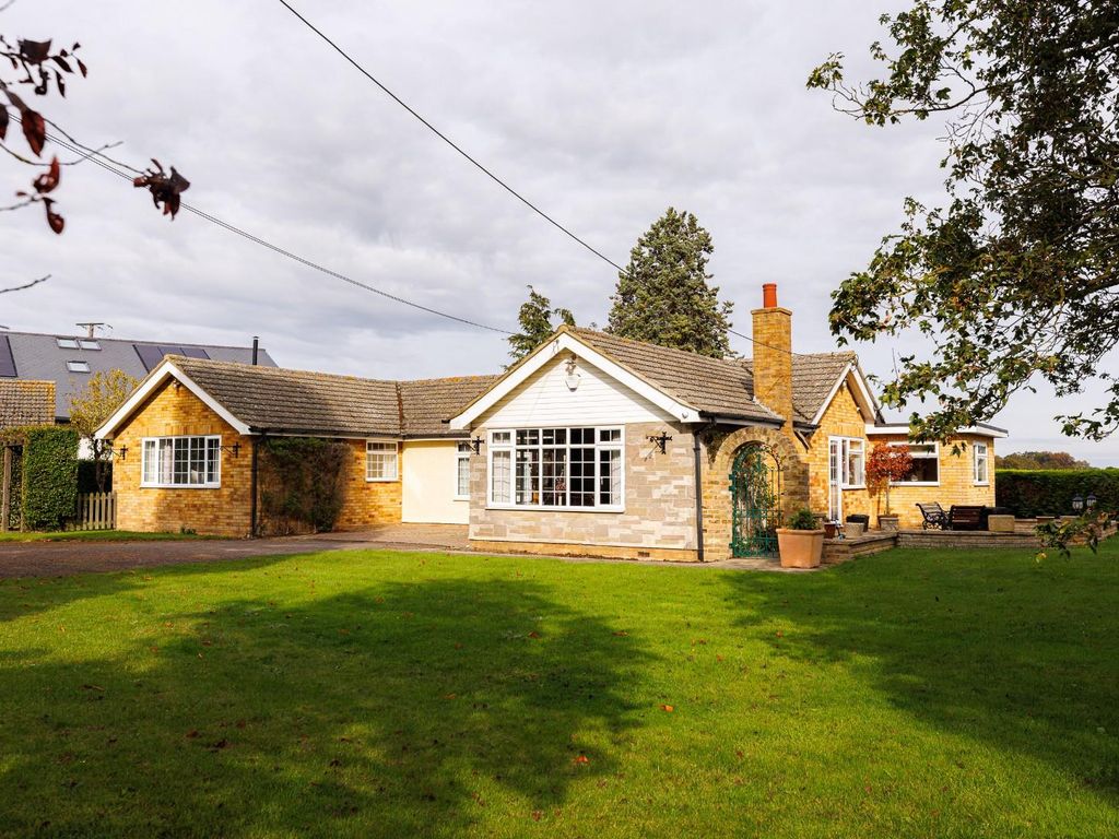 4 bed detached bungalow for sale in Gransmore Green, Felsted, Dunmow CM6, £750,000