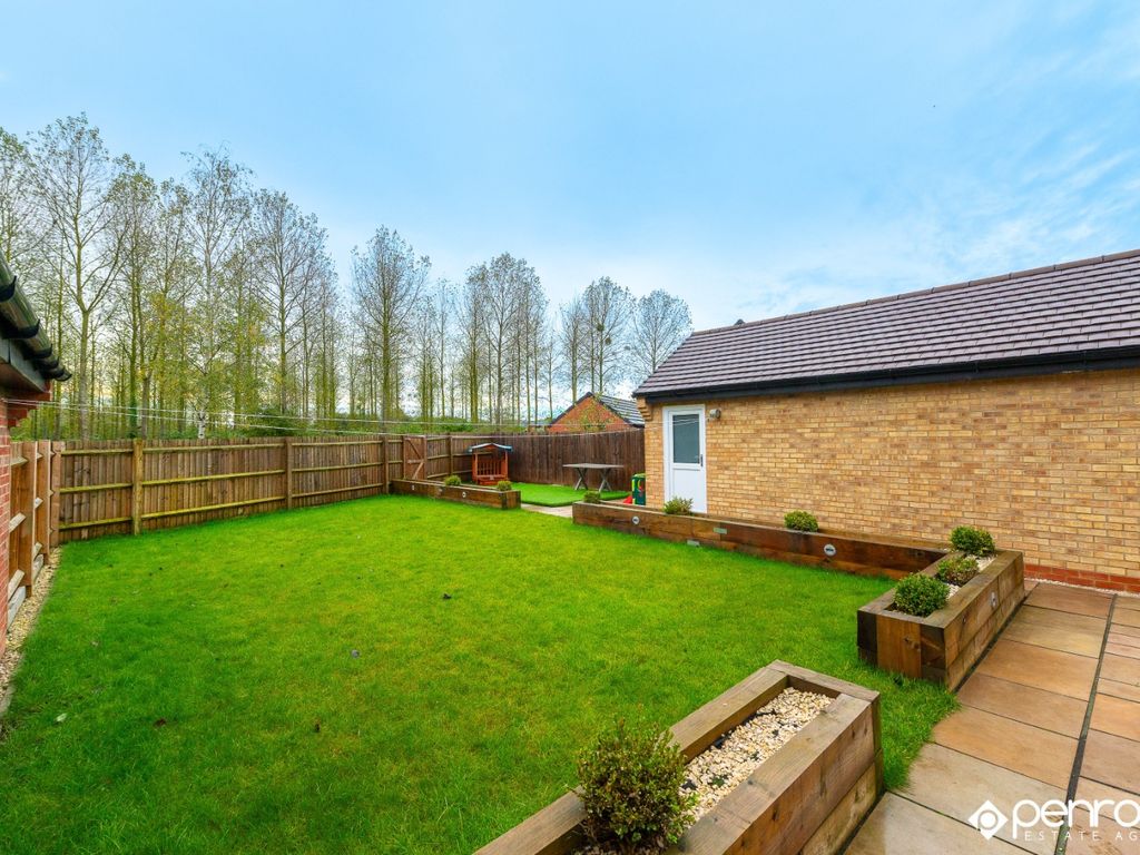 4 bed detached house for sale in Poppy Drive, Ampthill, Bedford MK45, £675,000
